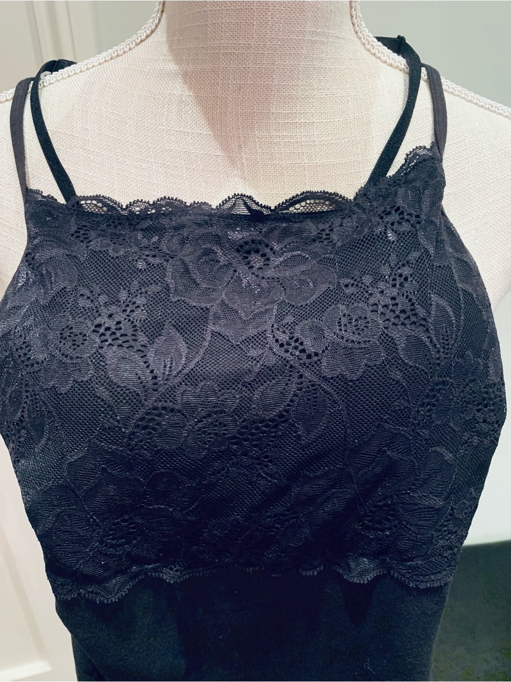 MODERN MOVEMENT LACE CAMISOLE WITH ADJUSTABLE STRAPS. GREAT CONDITION!